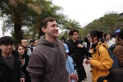 埃文·凯尔宣布定居中国3月16日，“埃文凯尔官宣定居中国”冲上热搜。美国小伙埃