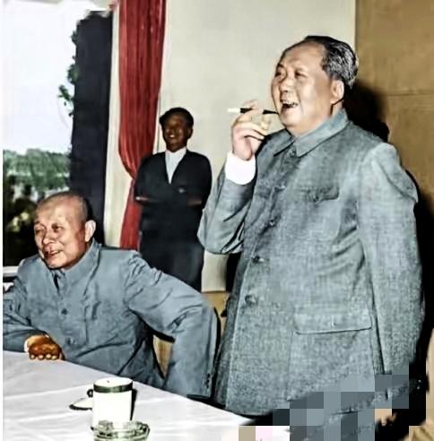 您看这张照片，毛主席主持会议时笑得真亲切，眉眼间全是随和，就像家里长辈听晚辈说话
