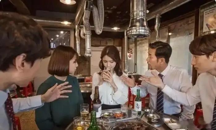 以前下班后，韩国年轻人爱往酒吧跑，跟同事喝几杯。现在不一样了——他们不爱喝酒了，