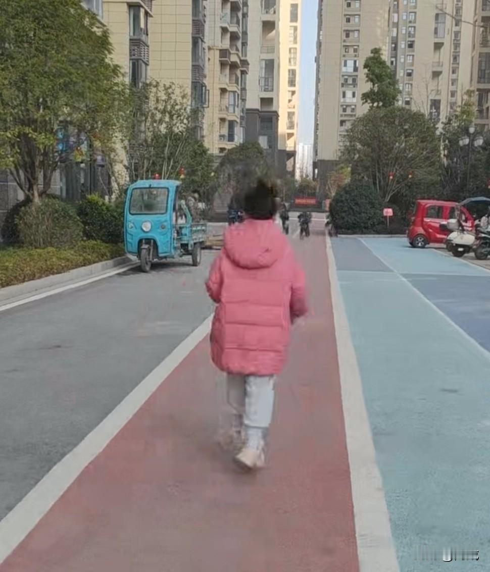 放假啦放假啦！我家小神兽正式开启寒假模式～昨天妈妈去接她，一路蹦蹦跳跳、摇头