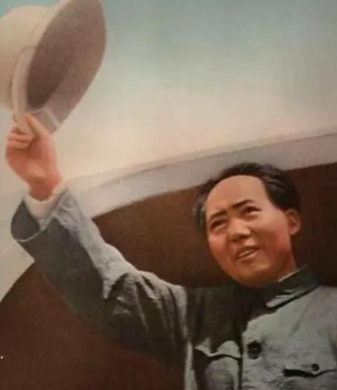 新中国成立后，中央有一条不成文的铁律：毛主席出行，只准坐火车，不准坐飞机。周总理
