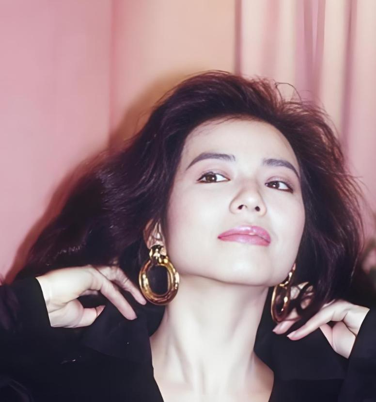 她是全香港男人都想娶的女人，成龙追过她，富商砸过她，林子祥为她苦等两年，可她一个