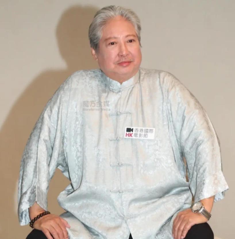 主持人问洪金宝:“你的第一个老婆是韩国人，你怎么会娶到韩国人？”洪金宝说:“那个