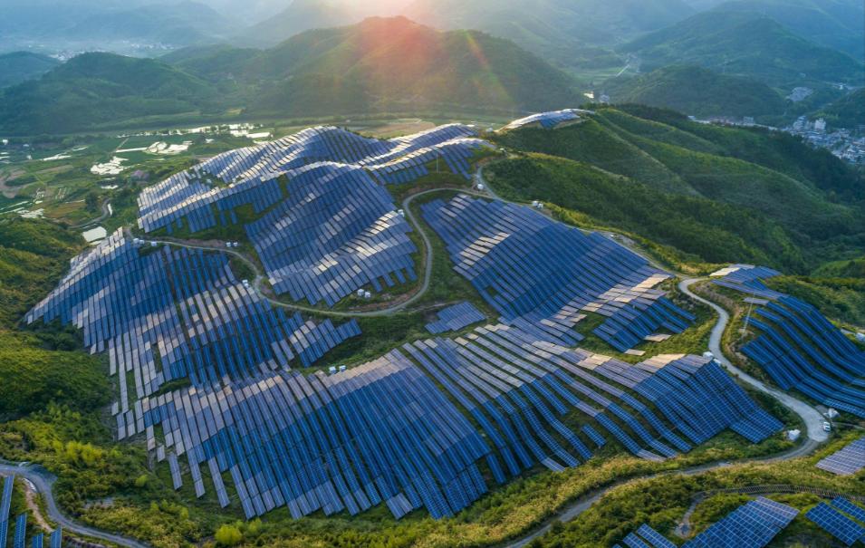 中东炸锅，中国稳坐钓鱼台，法媒：这场仗，帮中国验了货。中东打得热火朝天，霍尔