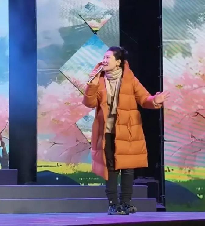 62岁像42，秘诀只有一条她最近穿羽绒服围围巾的照片刷屏，没滤镜，皱纹在，