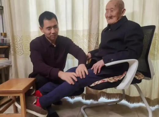 1979年，内蒙古一个单身汉领养了才两个月大的男娃，辛辛苦苦把他拉扯大。40年后