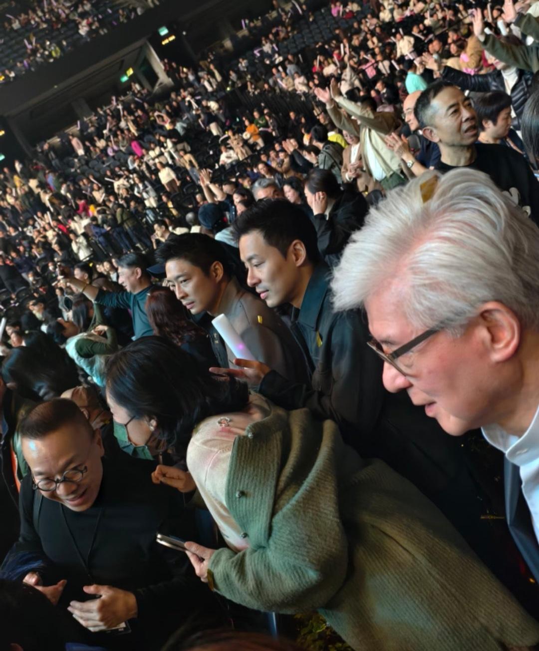 郭晶晶的婆婆朱玲玲带着现任老公罗康瑞和二儿子霍启山小儿子霍启仁，一起看好闺蜜叶倩