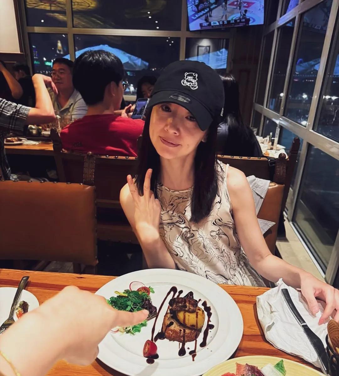 董洁素颜状态下面色有点暗黄，皮肤光滑，但法令纹明显，做表情时显皮肤松垮，年龄感很