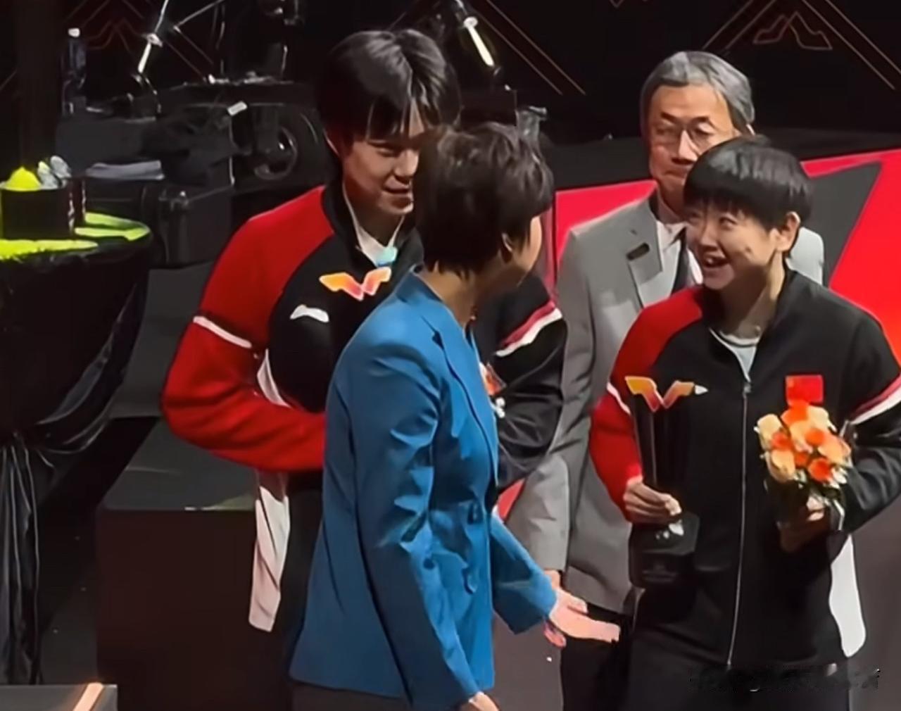 惺惺相惜！乒乓球两代大魔王同框，给王楚钦和孙颖莎颁奖的嘉宾是张怡宁！莎莎见到自己