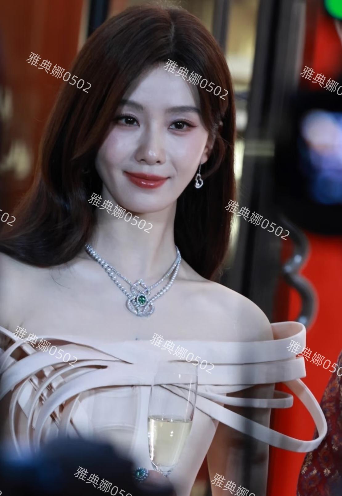 刘诗诗那么白为什么口周暗沉泛青？嘴边像有胡子一样，不仅法令纹很深，鼻基底那个区域