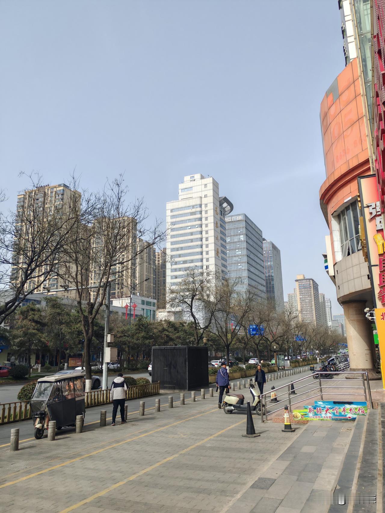 有人说今年房地产会回暖，我是不太相信的这是2月22日我拍摄于西安街头的几张图片