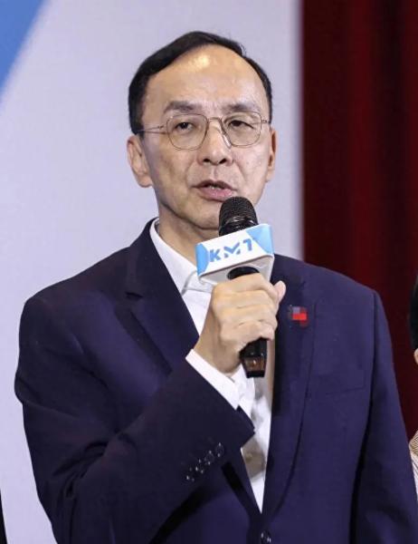 朱立伦表态了！针对台北市长选情国民党前主席朱立伦10月15日表示，蒋万安应做