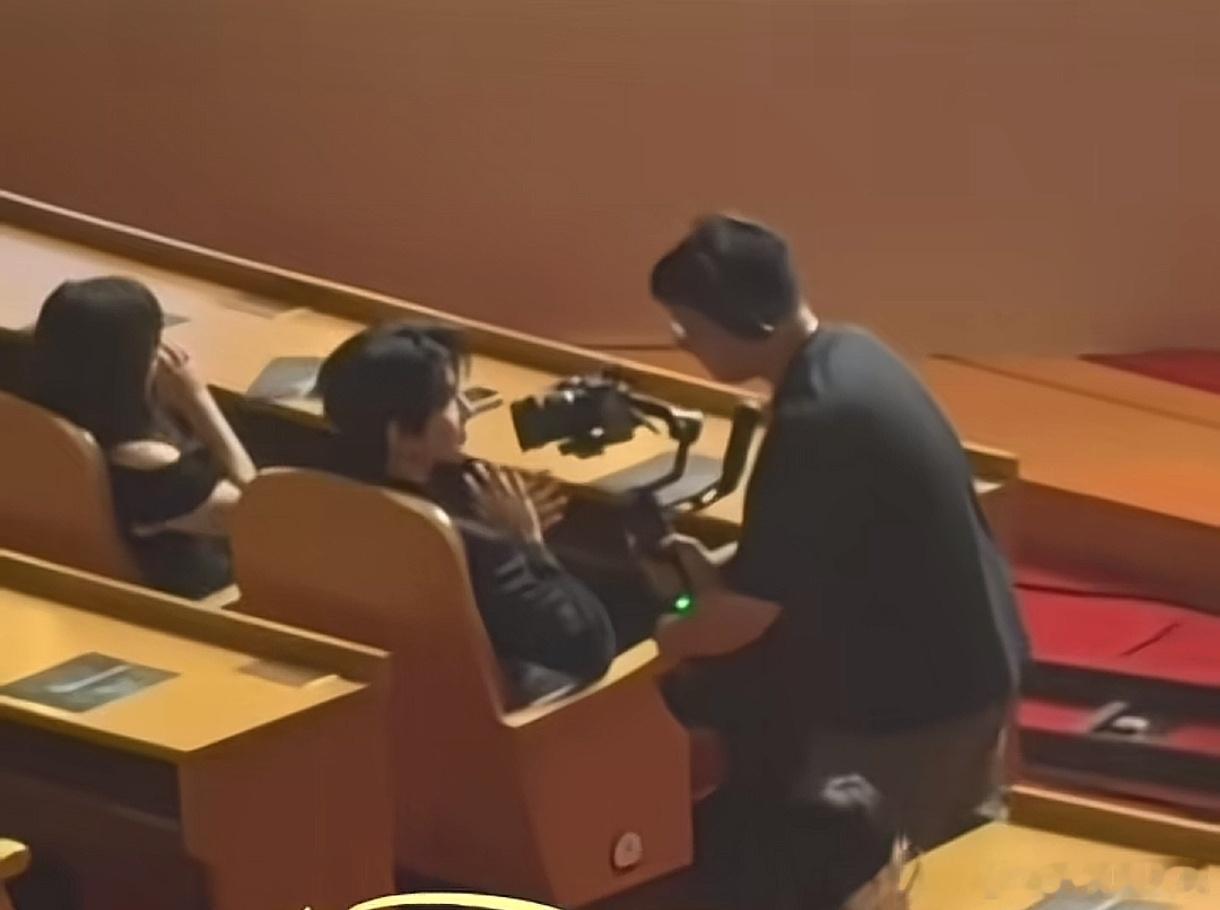 这是哪位顶流啊？摄像大哥都快怼人脸上了[捂脸哭]​​​