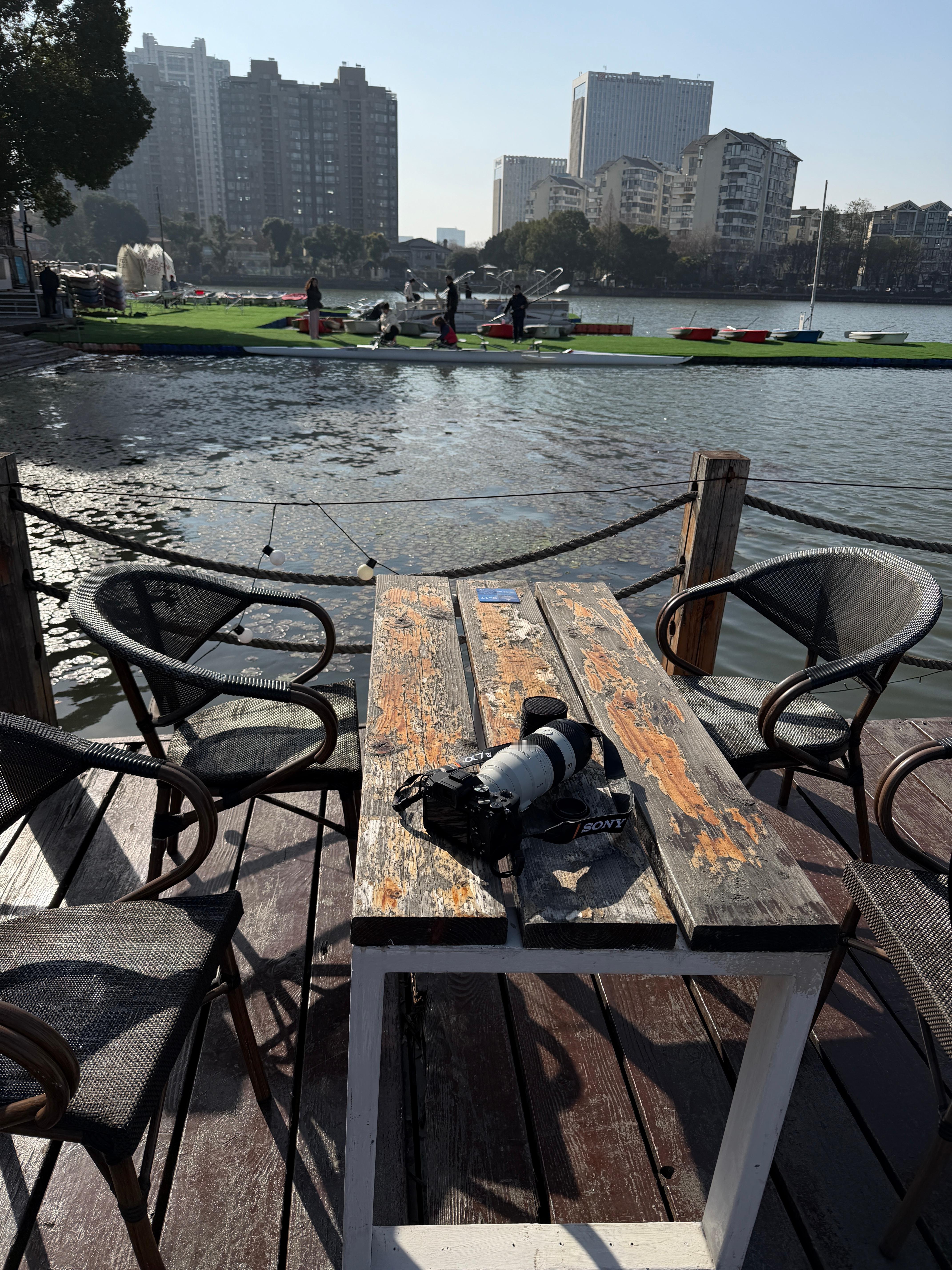 陪儿子去上划船课，顺便摄影，这次用最小光圈，前后景色都清晰，摄影这行太费镜头了，