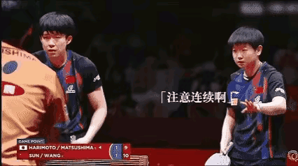 大头在人面前好能装！[捂脸哭]莎头赢球后，接受记者采访。莎莎觉得自己站得太靠外，