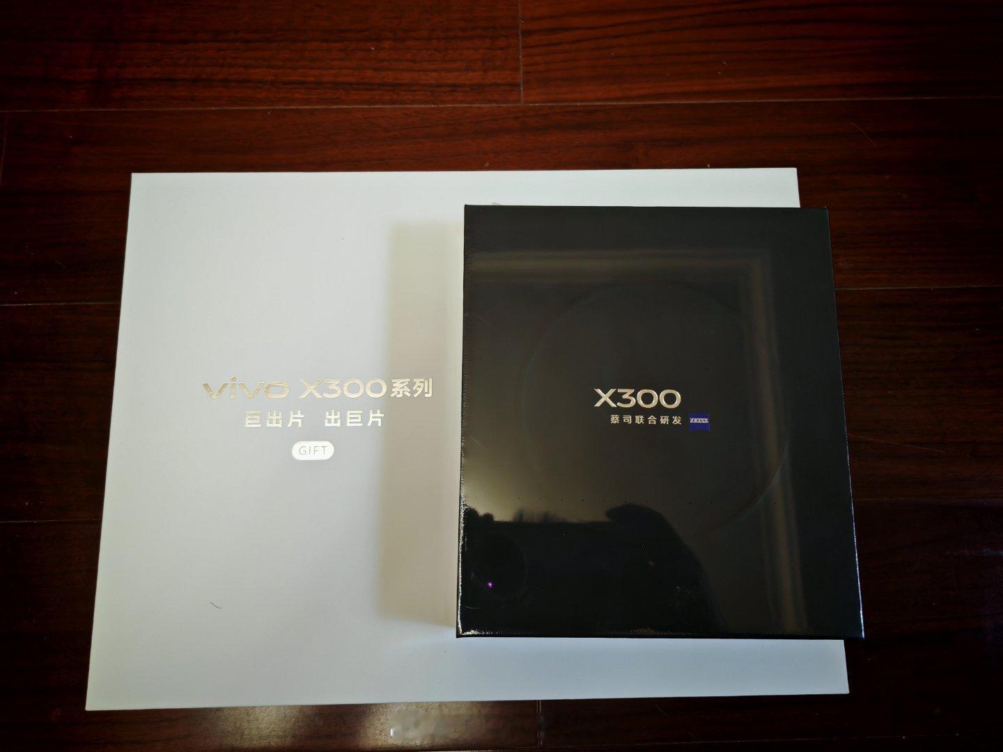 老婆嫌弃苹果手机拍照功能，于是我就买了号称拍照最好的VIVOX300。资金大出