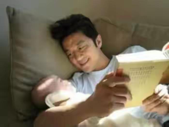 当年李亚鹏夜灯下抱着李嫣看书，他一脸慈父的笑容。父爱都是一样的，他对小女儿也露出
