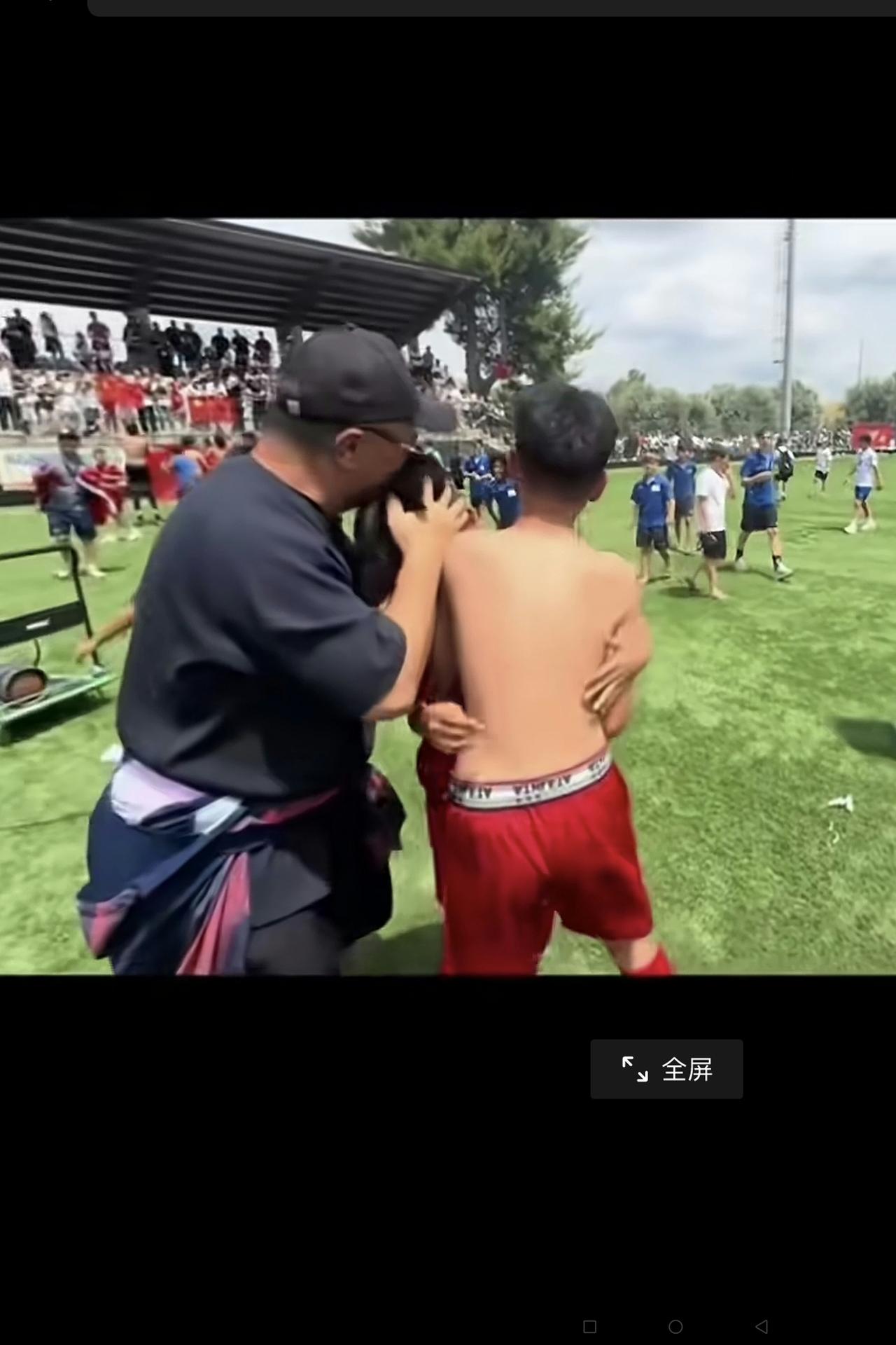 请网友们看看董路带领中国少年足球队征战世界冠军的两个故事：一、倾尽所有，无私坚