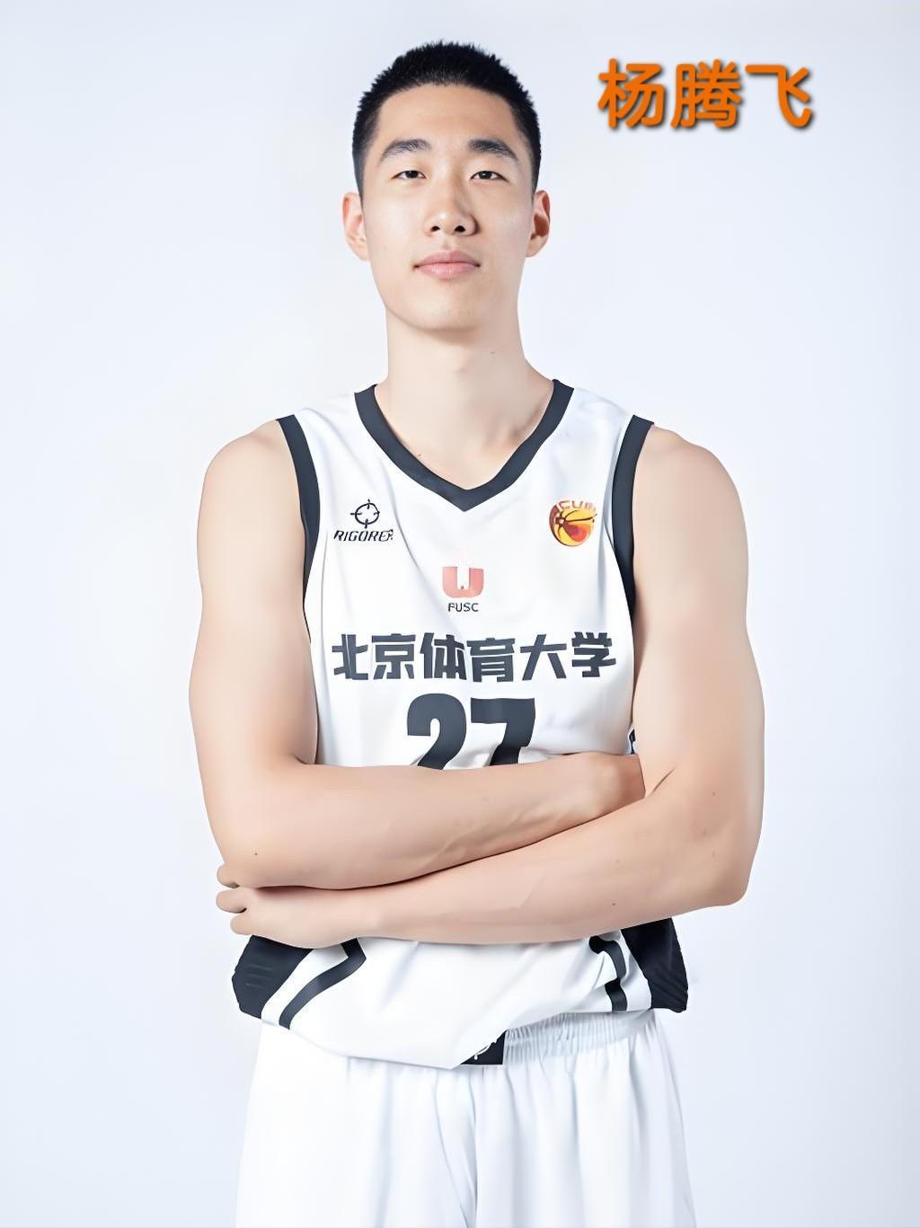 广东宏远新帅亲自试训两内线有蹲在广东宏远俱乐部基地外的球迷拍到