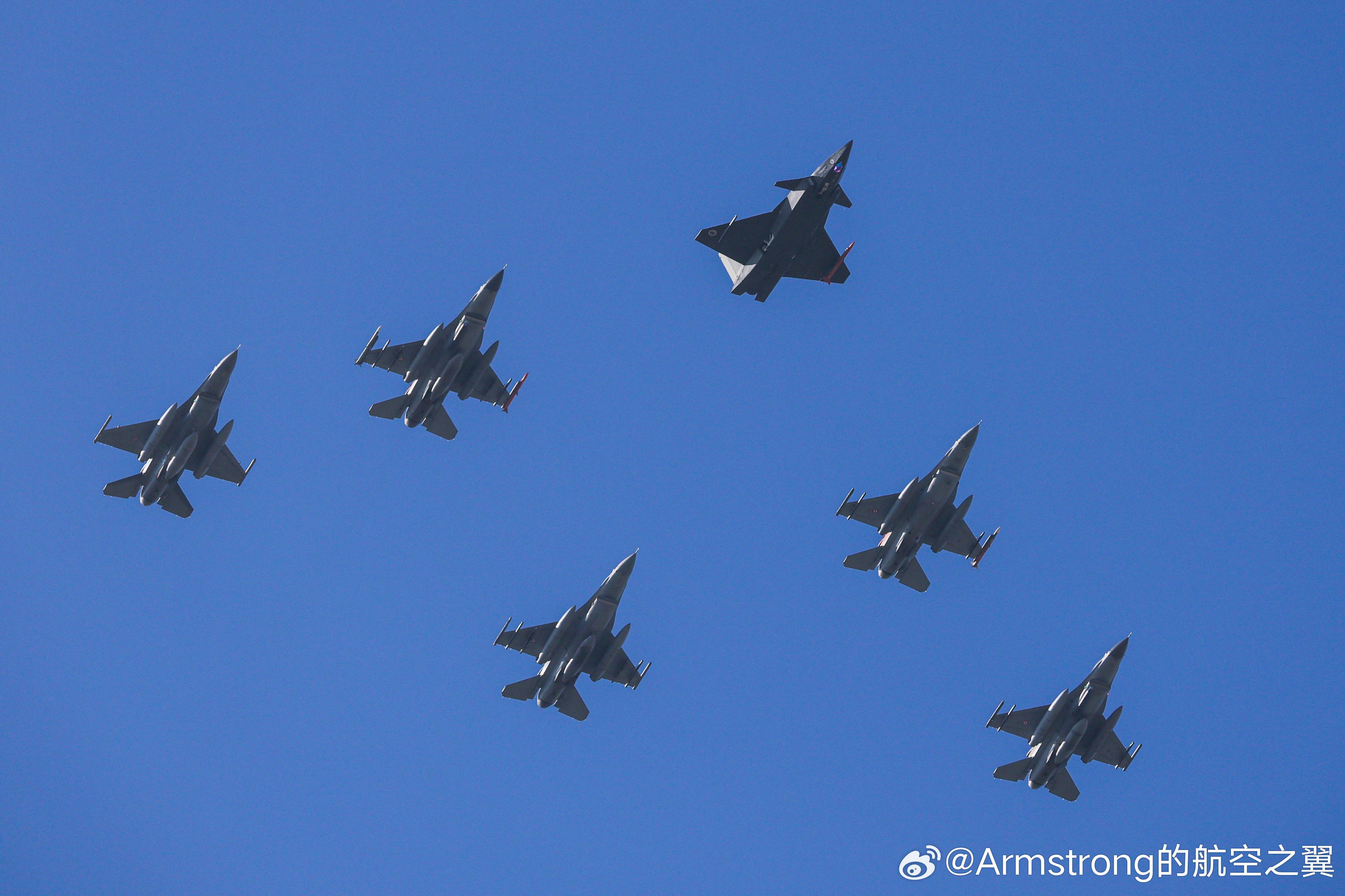 红苹果无人机和F-16尺寸对比