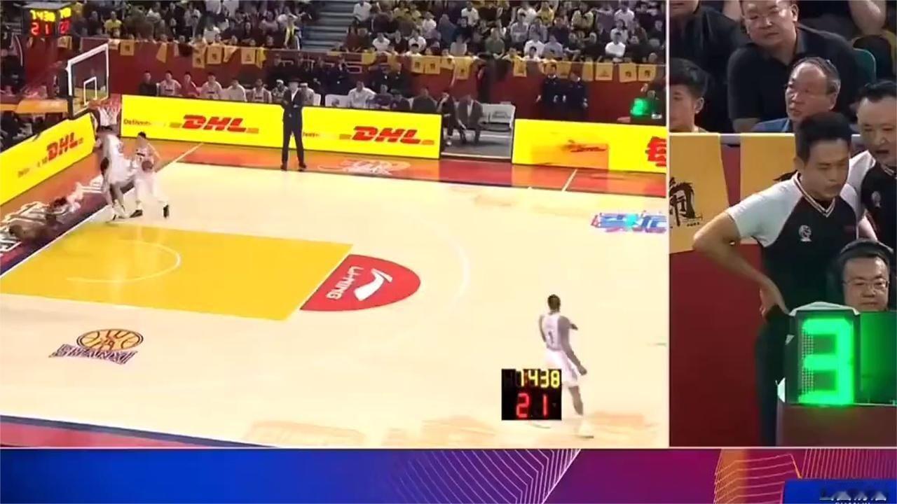 违体加技犯！胡明轩被驱逐出场，关键判罚瞬间回顾