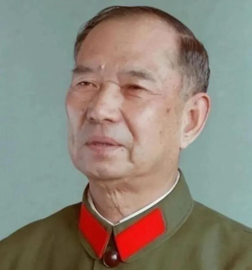 1982年，开国少将尤太忠视察部队，见一副团长好生眼熟，暗骂一句大事不好，立刻打