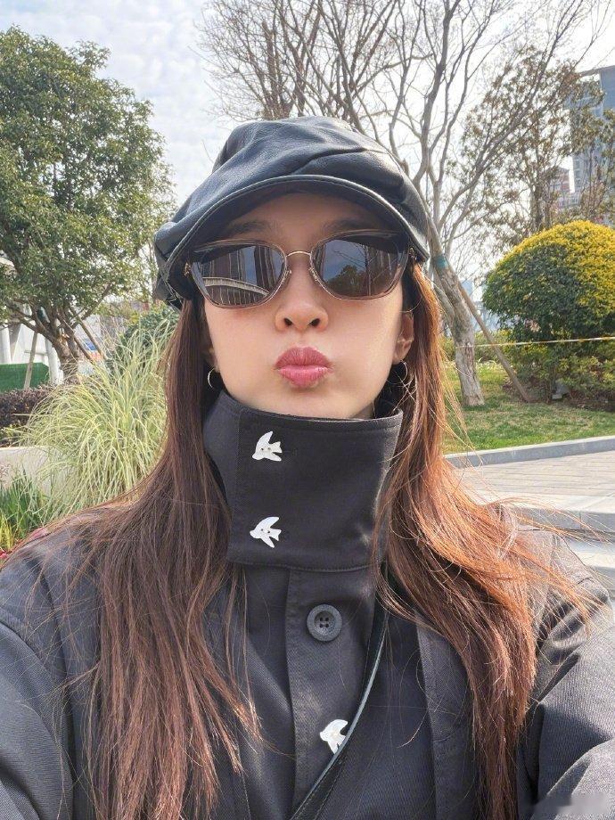 江疏影给自己剪了短发江疏影自己把长发给剪了？新短发看着好清爽，换个样子换种感觉。