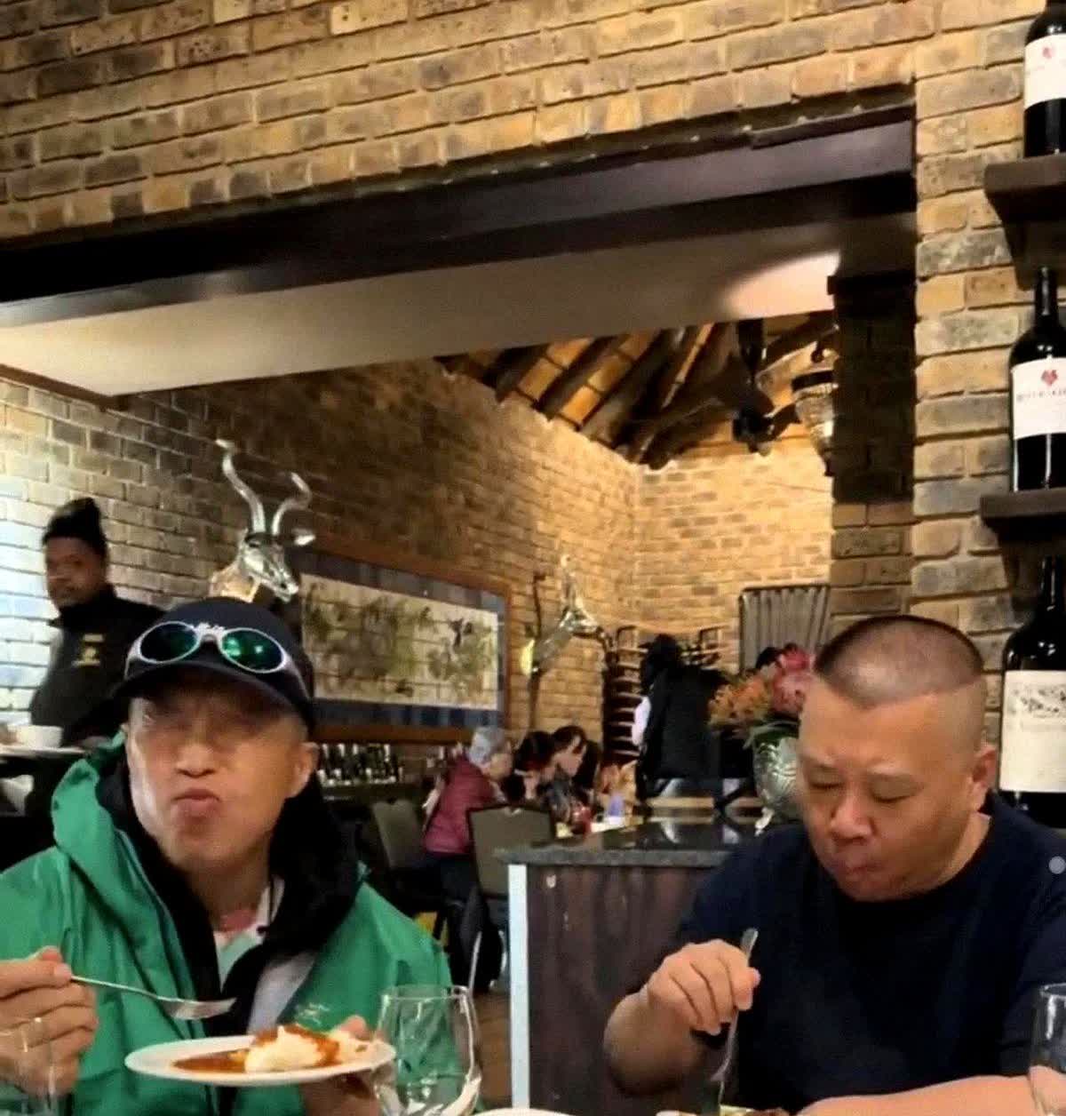 郭德纲携德云社非洲之行，当地最好的餐馆就餐，吃的却是清一色的半成品！老郭
