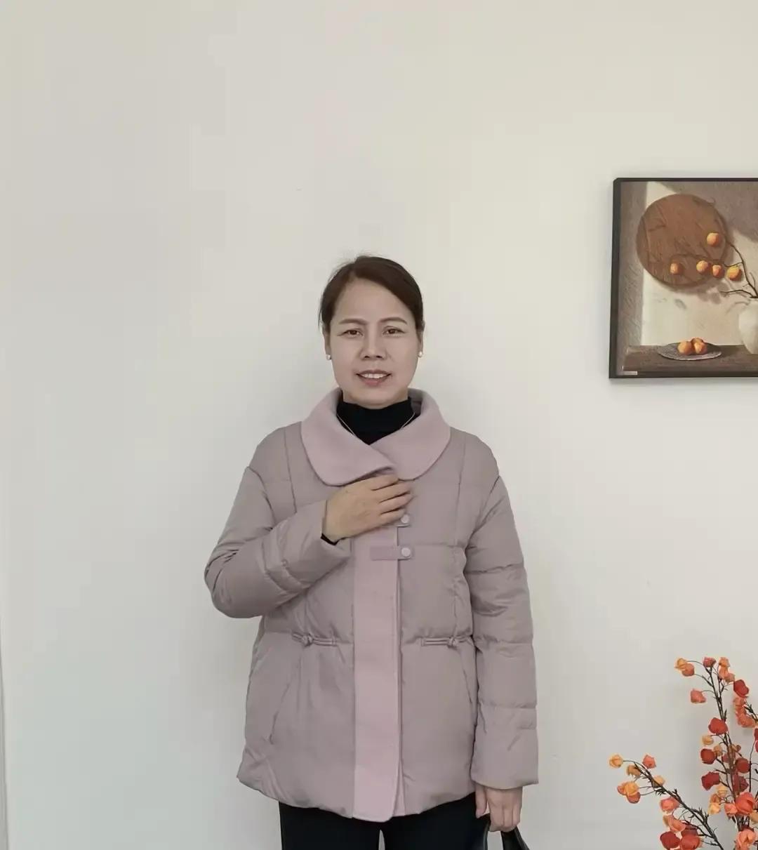 抖音上那个百万粉儿媳双十二花868给婆婆买了件浅色羽绒服，婆婆试穿后直接甩语音：