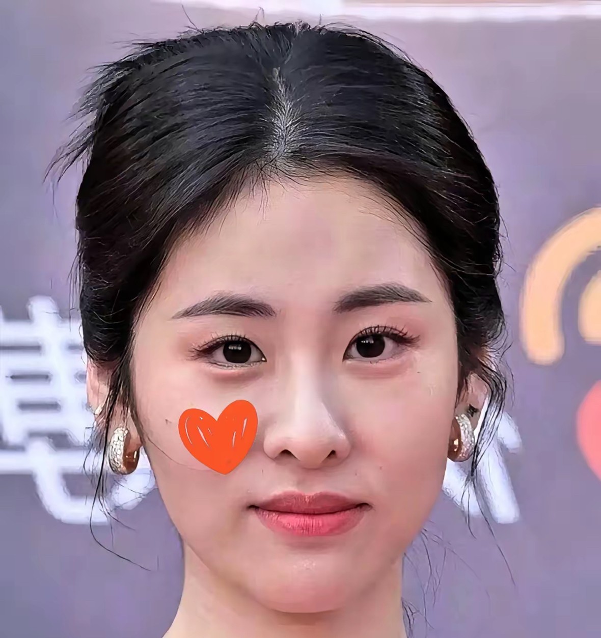 张碧晨没成名前家里挺穷的，存款就五万多。但她爱唱歌，家里人也特别支持她，硬是借了