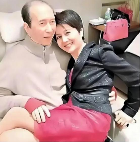 主持人犀利提问四太梁安琪，78岁赌王老来得子，四太回应太直白！ 很多人都觉得
