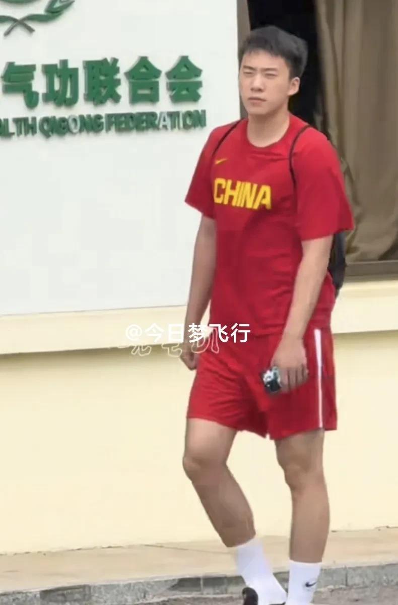 中国男篮最新消息：王俊杰归队，周琦离队！中国男篮将在明天飞赴西班牙，开启欧洲拉