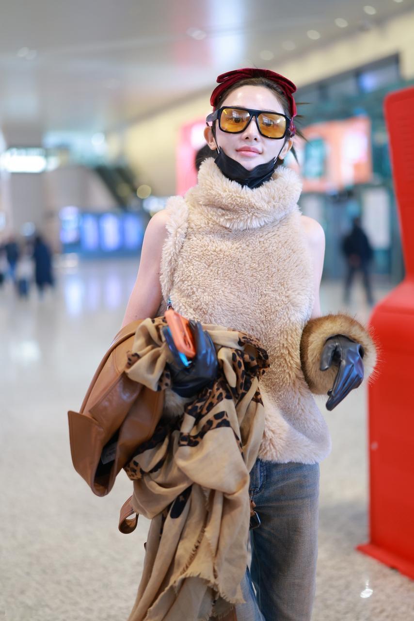 最近彭小苒现身上海机场，她这次搭配的很有潮流时尚之美，真的是格外靓丽。她上身