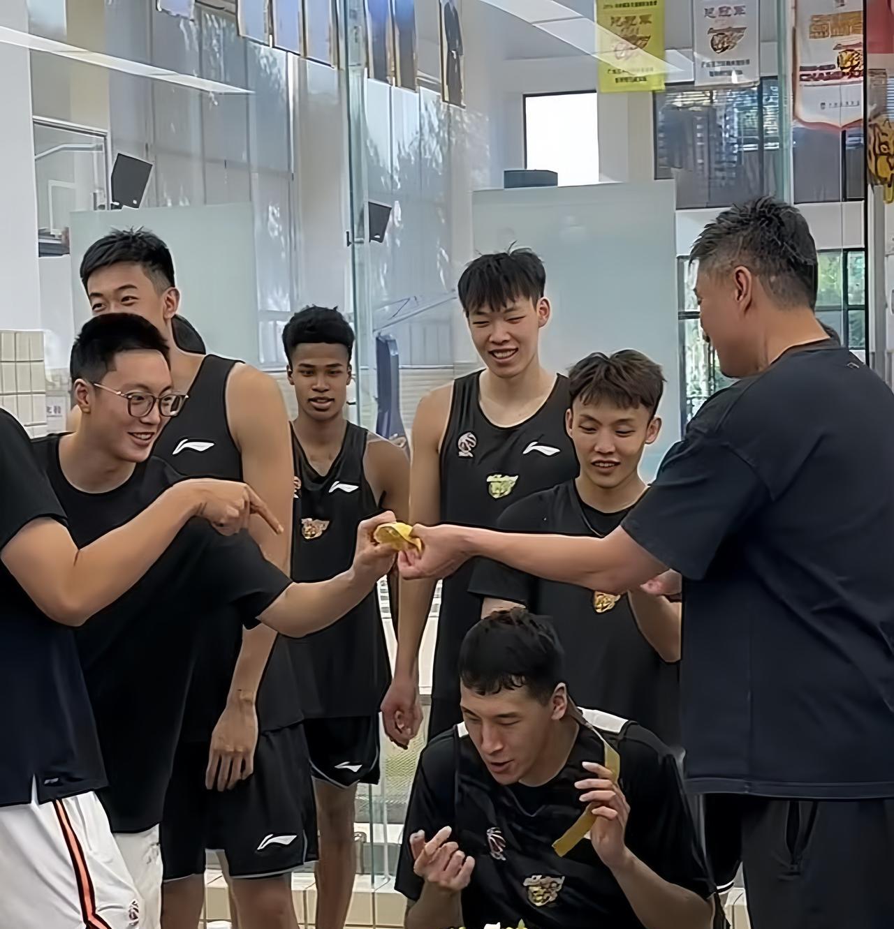 徐杰、胡明轩回归俱乐部了！今天是杜润旺26岁生日，徐杰和胡明轩已经回归俱乐部了