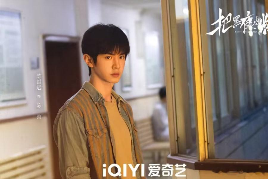 今晚爱奇艺的排播有点突然——原定上线的《非正式浪漫》临时撤档，12集悬疑剧《把黑夜点燃》空降来袭，蒋