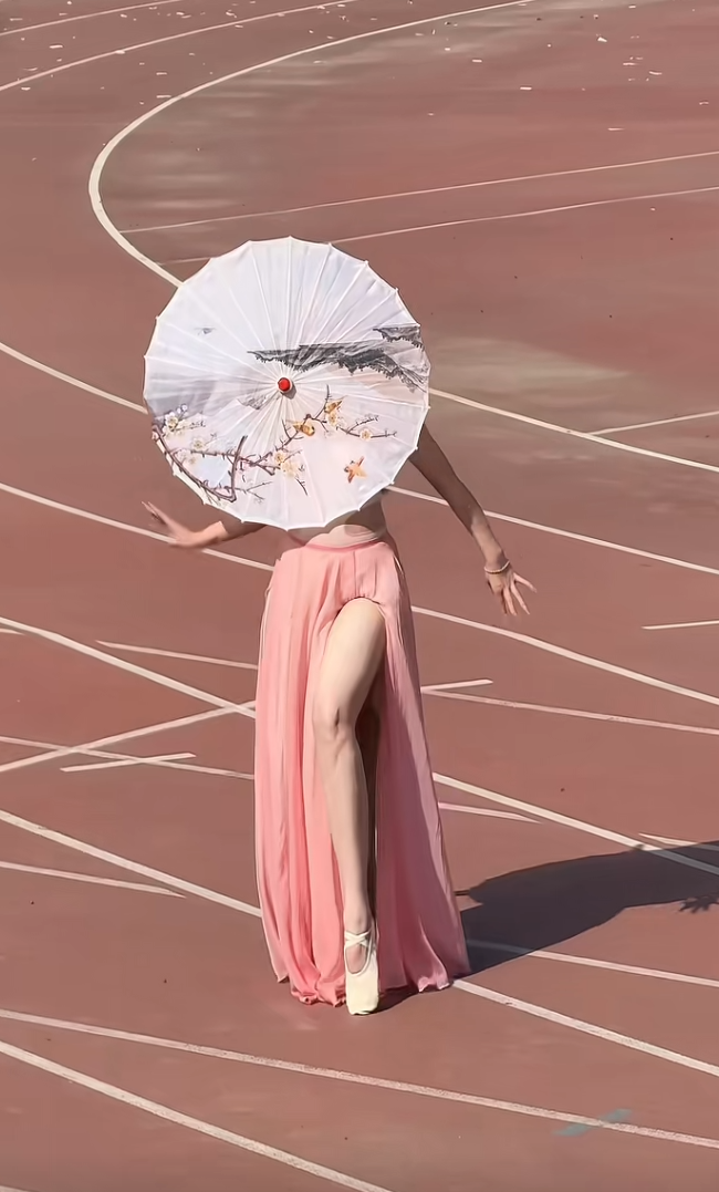 我在想如果以后她们的孩子看到她们的视频会不会尴尬