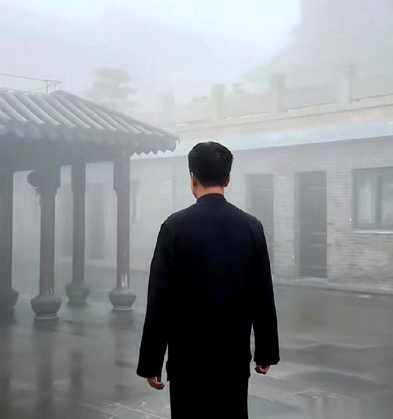 小东北讲了个事儿。说他有次在道观跑步，纯粹是锻炼身体，结果一个道长直接从殿里出