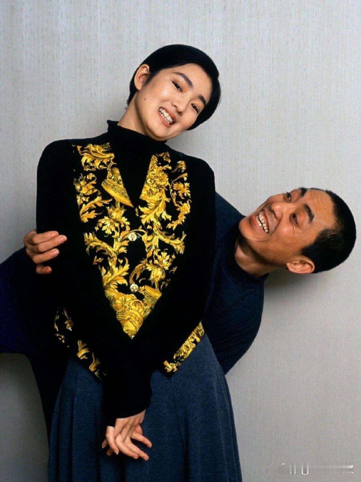 张艺谋巩俐热恋写真，爱意满满！想当年，张艺谋和巩俐热恋拍写真，那互动老甜了，爱意