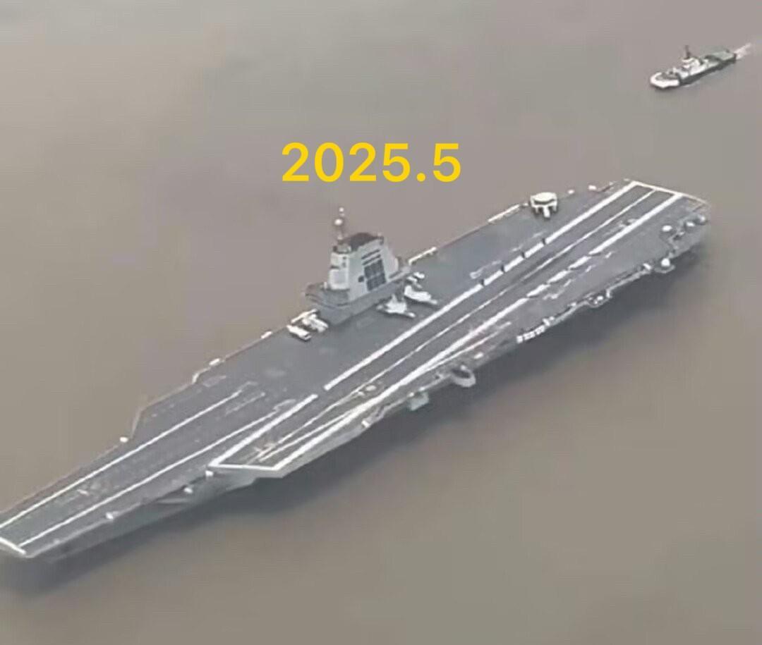 福建舰第8次海试归来，甲板留下了明显的轮胎印。很多人说那个轮胎印还是以前的，我翻