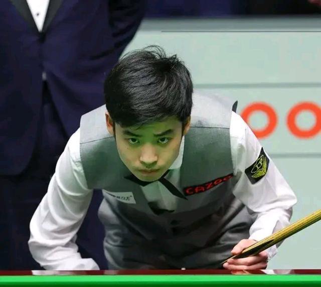 11月29日，斯诺克英锦赛休战1天后重燃战火，中国选手史无前例地占据了12个席位