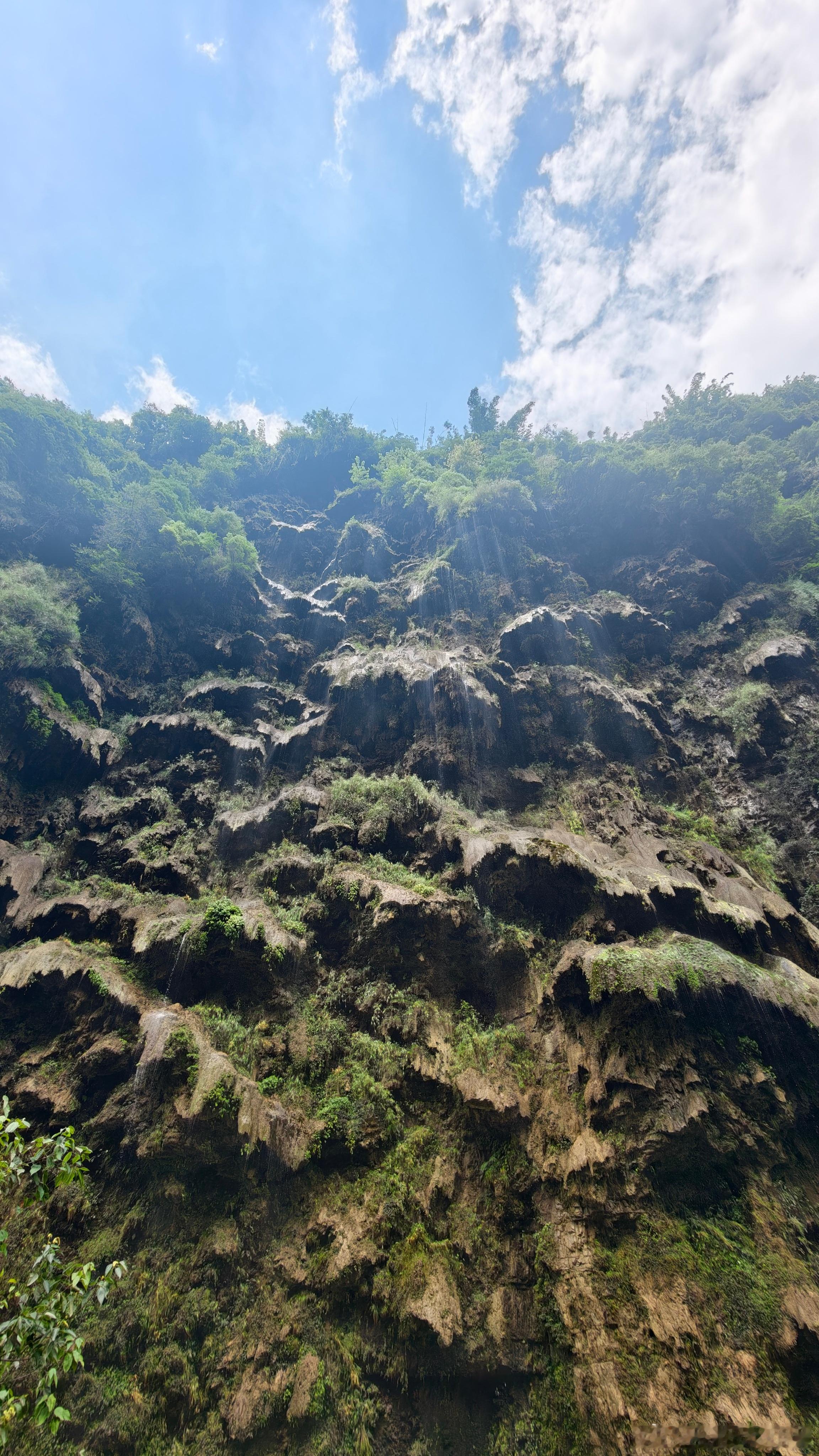 文清堂易学文化马岭河峡谷有100多条瀑布，峡谷总长74公里，最著名的是万马奔腾瀑