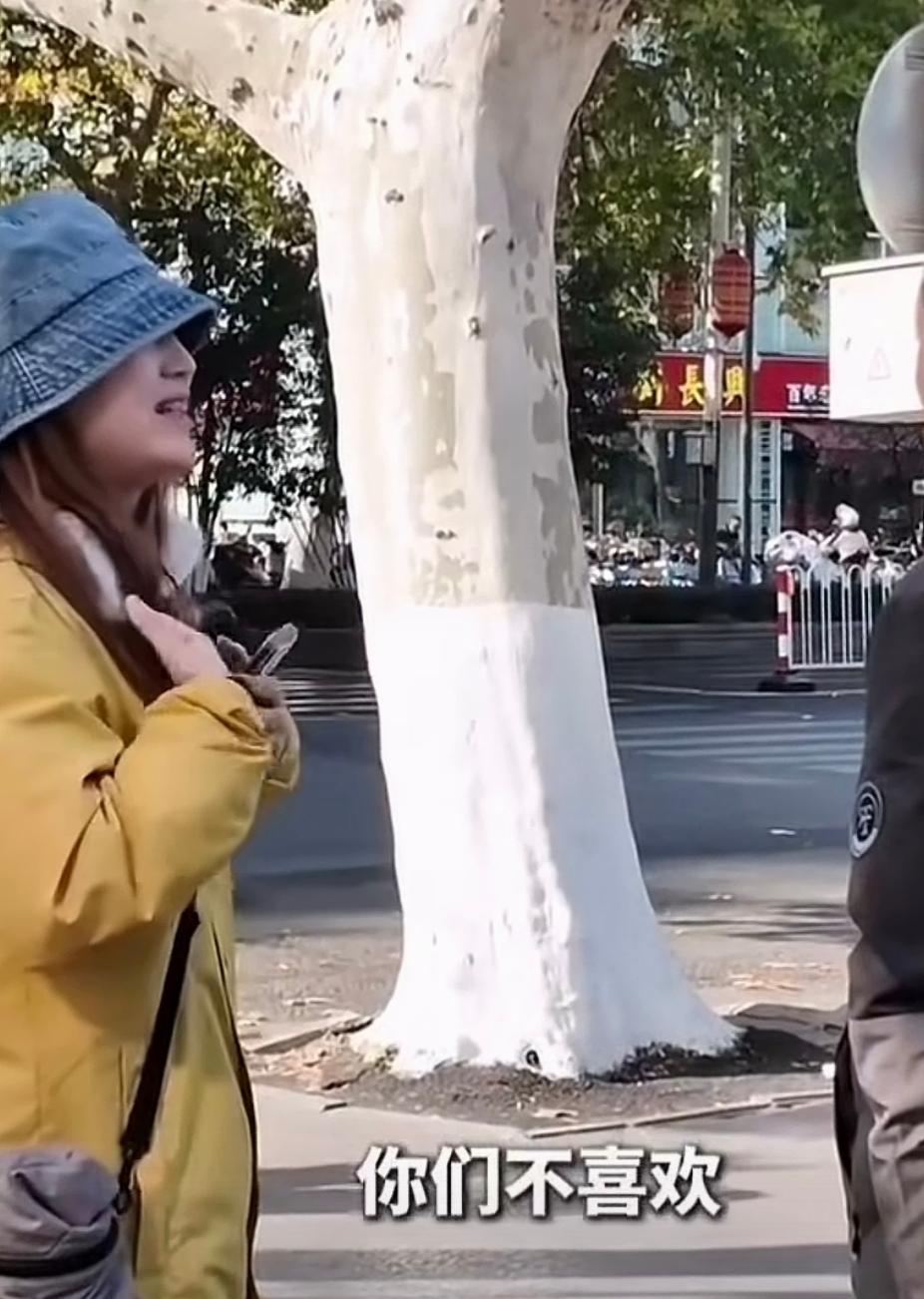 一个日本女生在南京旅游时，她先以问路为由，待路人搭话后，表明自己的身份，然后战战