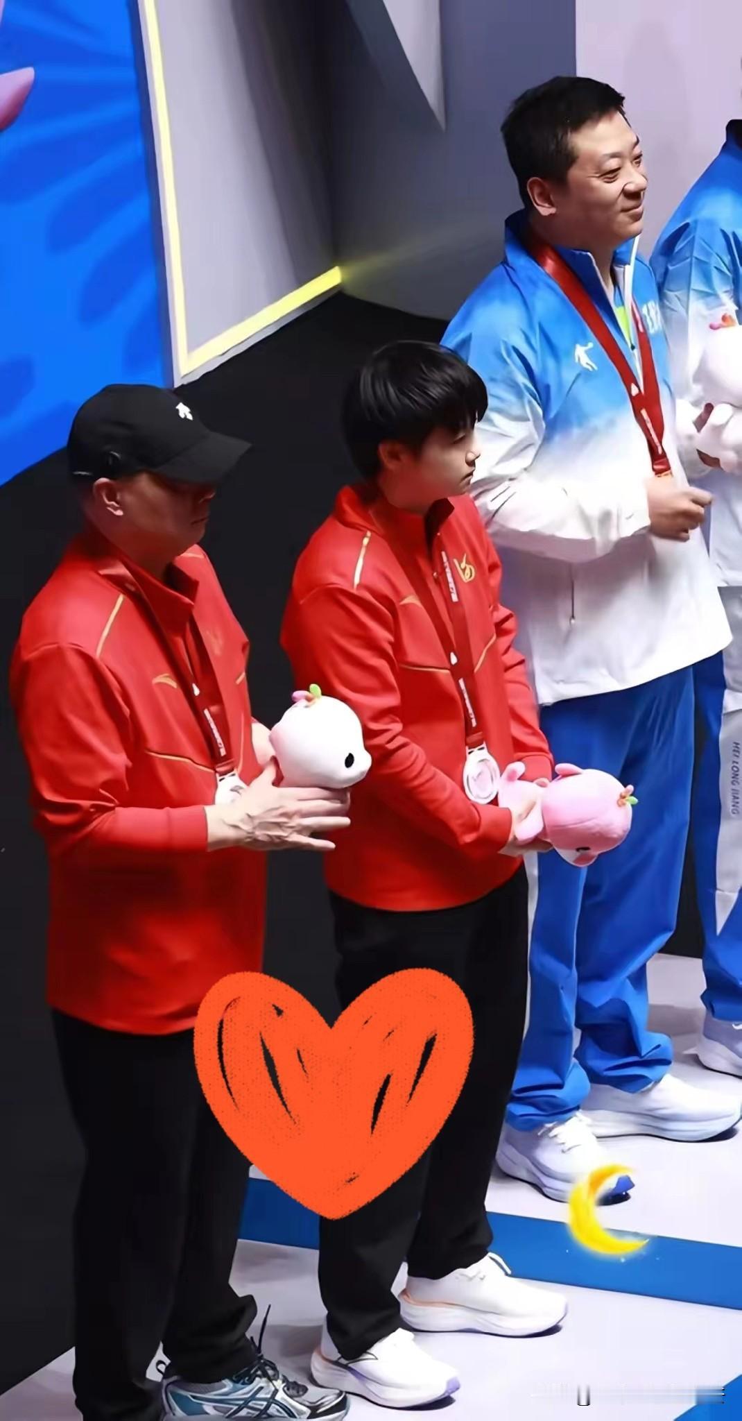 看到莎莎赛后的那个瞬间，真的让人揪心。她和教练并肩站着，两人表情神同步——嘴唇紧