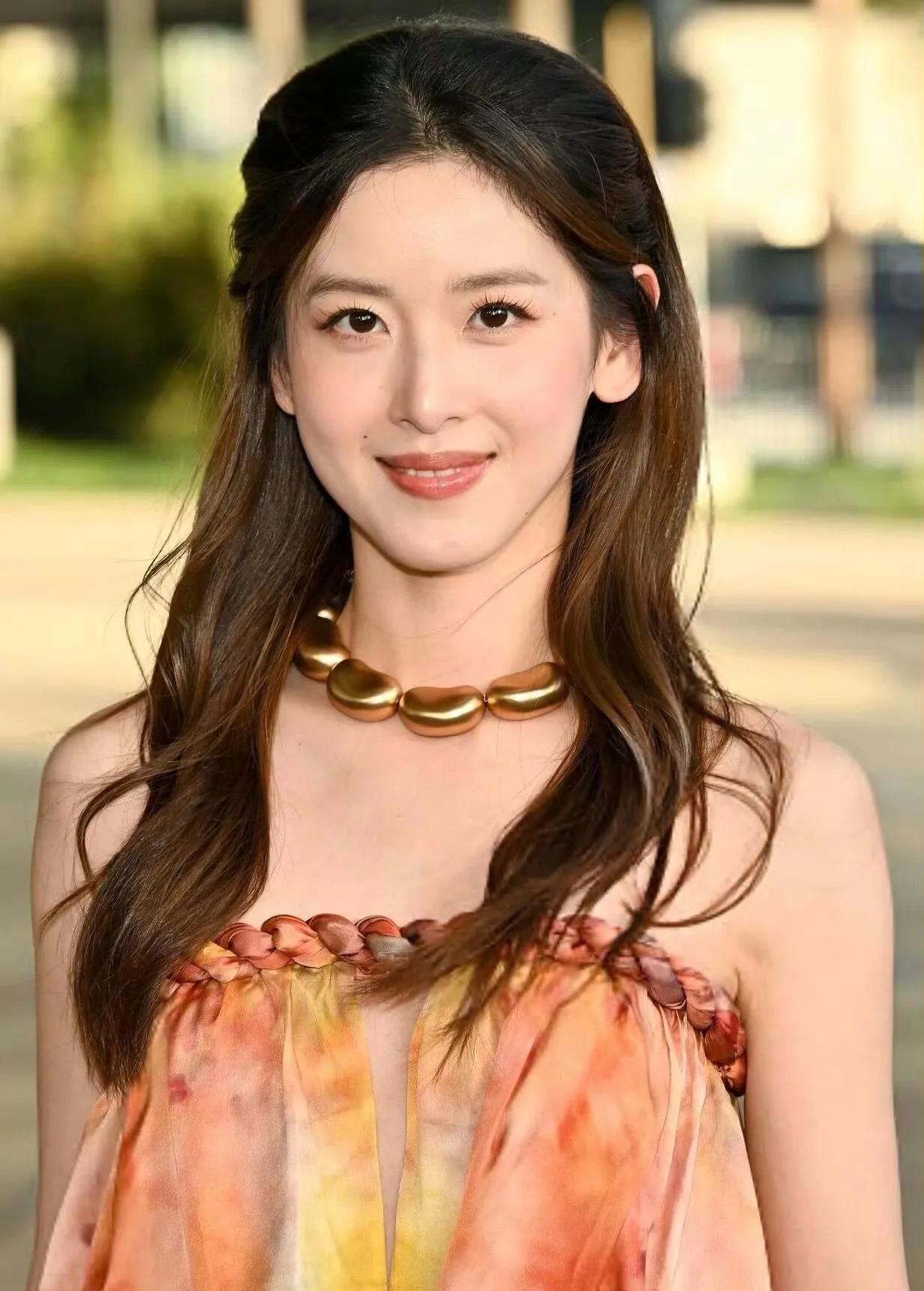 4月17日，章泽天现身洛杉矶艺术晚宴，外媒无修生图一出来就刷屏了。她穿了件橙黄渐