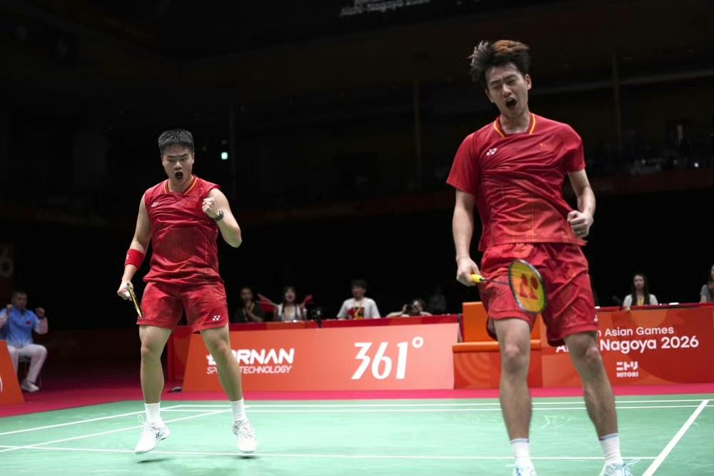 亚运会羽毛球男子双打四分之一决赛，梁伟铿/王昶2:0（21-13、21-17个