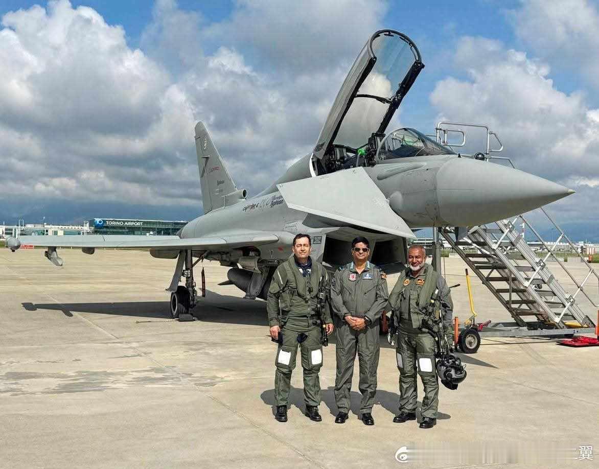 孟加拉国空军参谋长、空军元帅哈桑·马哈茂德·汗在访问意大利期间对欧洲台风战斗机进