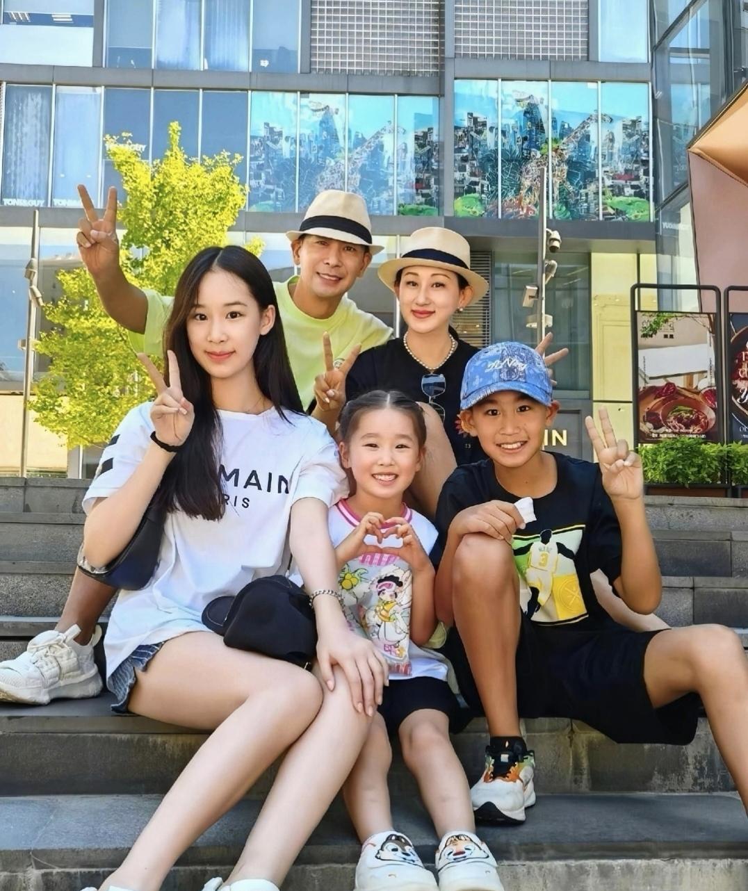 赵文卓一家五口旅游度假时的一张合照，儿女双全，女儿漂亮，儿子帅气，幸福无比，其乐