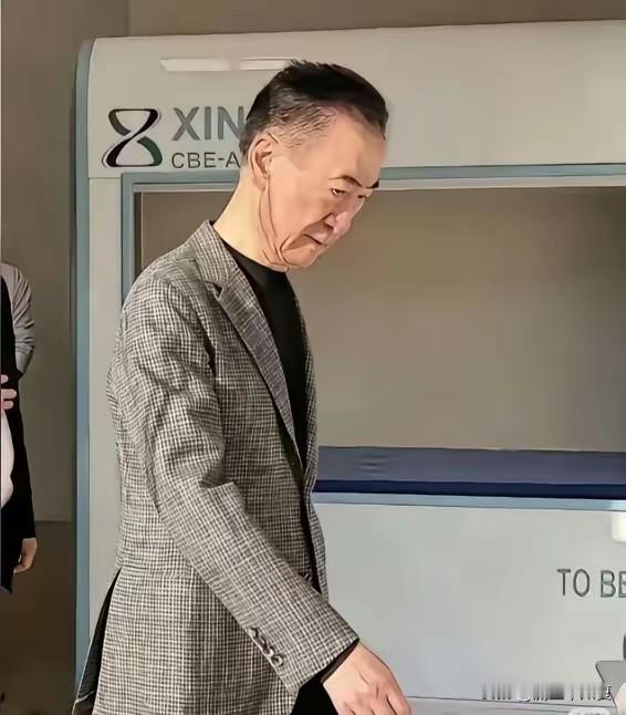 其实他俩都是在坐牢！许身困在牢中，但心理压力没了，精神自由了，心宽体胖了。