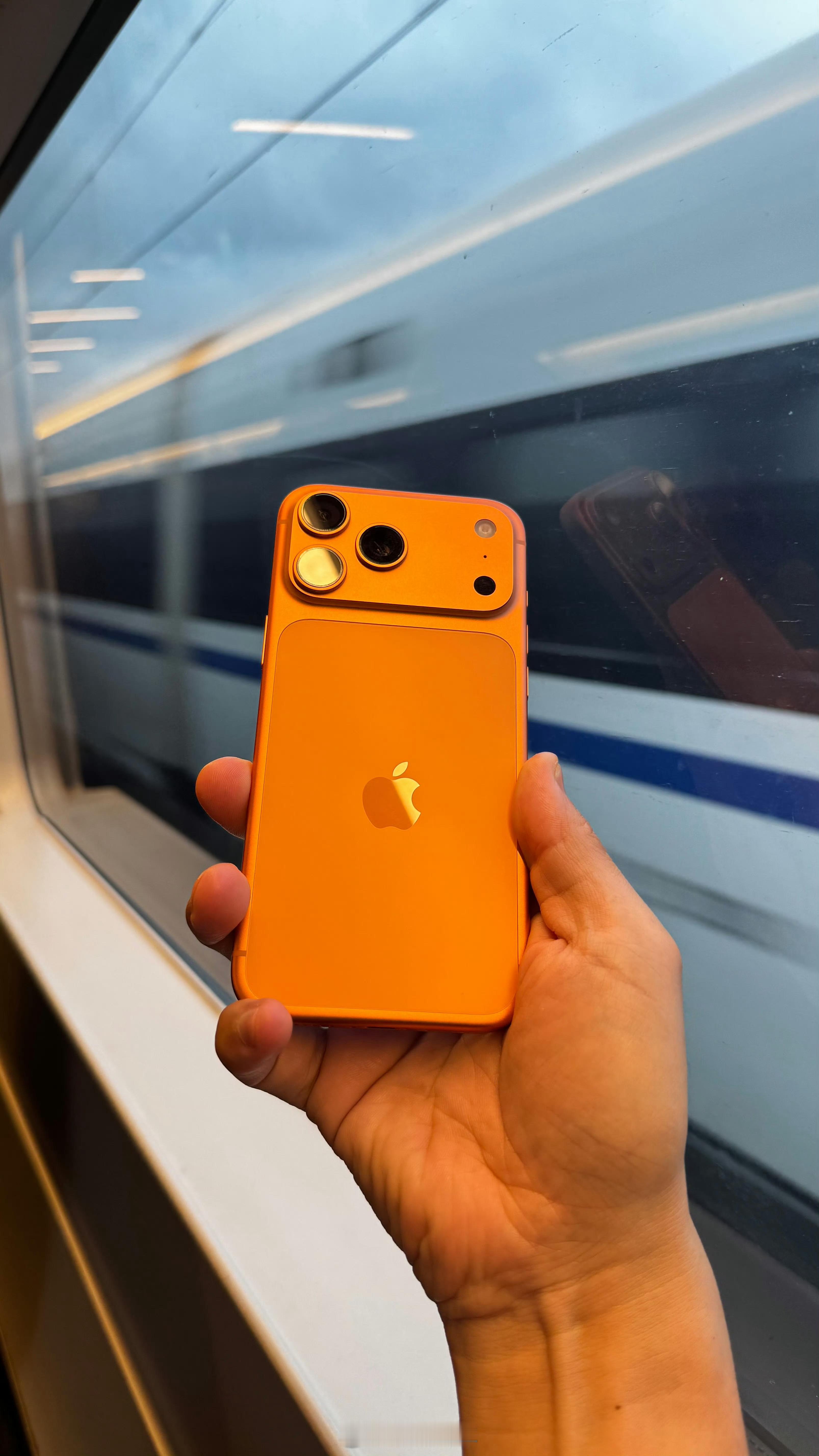 iPhone17ProMax用了几天感觉有这几点：1.整体UI轻质了，