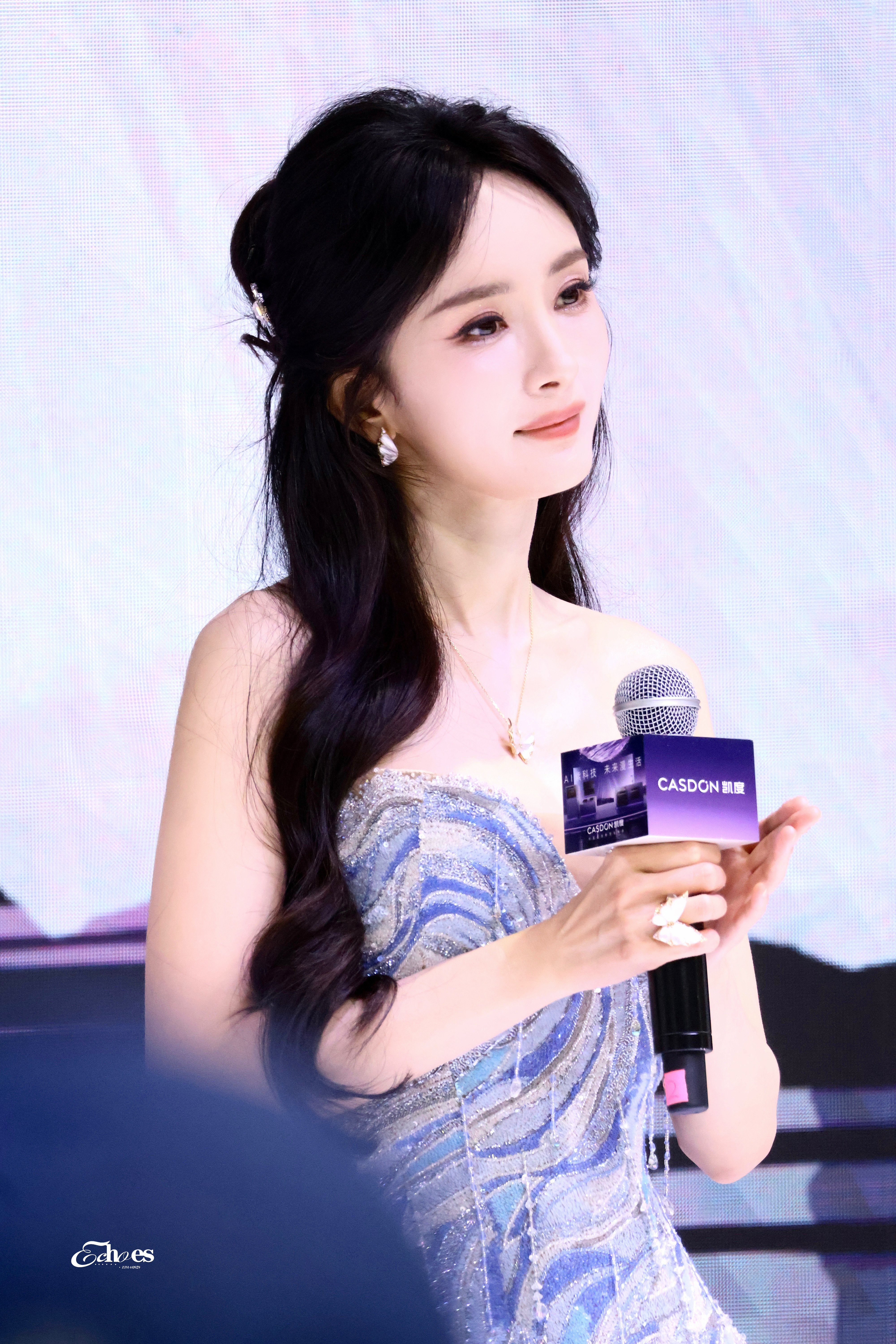 站姐团建杨幂绿苑二十周年今年4月1日是愚人节，更是杨幂粉丝蜜蜂20岁的生日，好